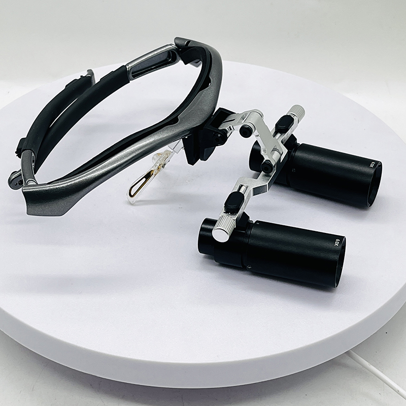 Medical magnifying glass